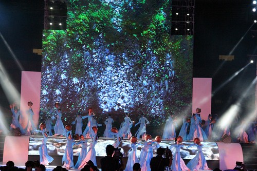 Nước tượng trưng cho sự trung thực. Tre tượng trưng cho trách nhiệm, nghị lực sống của người dân Việt Nam.