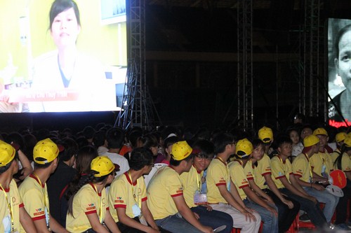 Sinh viên tình nguyện tham gia trợ giúp chương trình