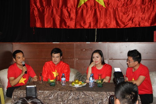 Ca sĩ Minh Qu&acirc;n, Ngọc Anh v&agrave; nh&agrave; b&aacute;o Ng&ocirc; B&aacute; Lục trong buổi n&oacute;i chuyện.