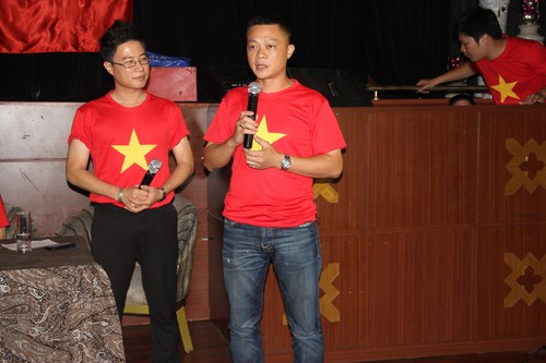 Nh&agrave; b&aacute;o, đạo diễn Quang Minh tr&ograve; chuyện với kh&aacute;ch mời trong buổi họp b&aacute;o.