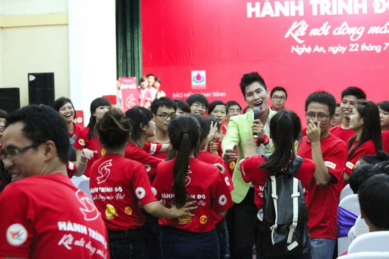 L&ecirc; Minh Trung biểu diễn tại chương tr&igrave;nh thiện nguyện H&agrave;nh tr&igrave;nh đỏ