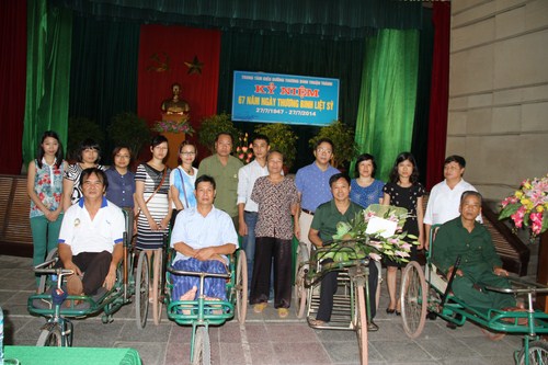 C&aacute;c đồng ch&iacute; trong đo&agrave;n Tổng cục TĐC  chụp ảnh kỉ niệm c&ugrave;ng c&aacute;c thương bệnh binh t