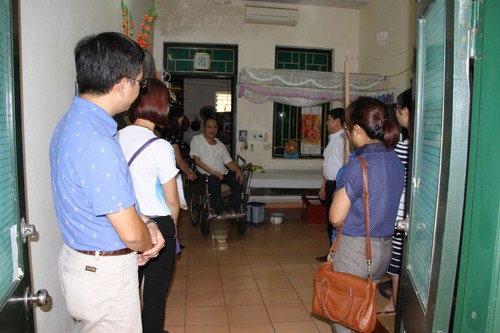 Đo&agrave;n đến thăm động vi&ecirc;n v&agrave; tặng qu&agrave; cho những thương binh bệnh nặng