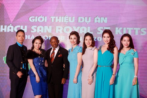 Thủ tướng quốc đảo RoYal St.Kitts & Neves &ocirc;ng John Zuliani, B&agrave; Vũ Th&uacute;y Nga, NTK Đỗ Trịnh Ho&agrave;i Nam, c&aacute;c lady trong CLB Wlin Love H&agrave; Nội