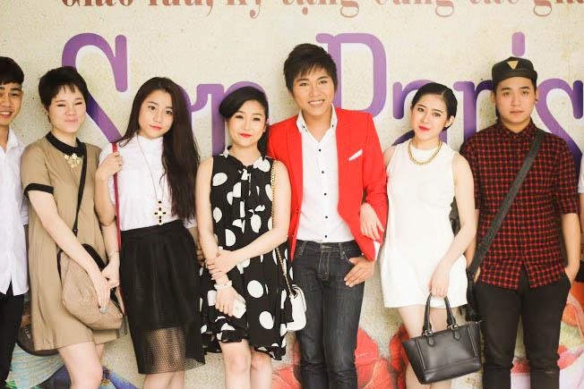 Sơn Pari chụp ảnh c&ugrave;ng độc giả.