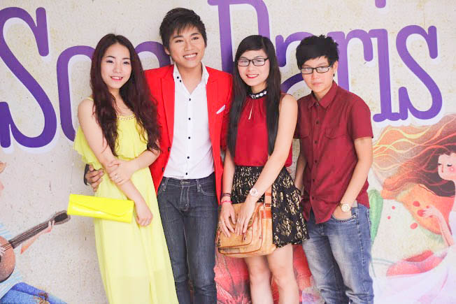 Chụp ảnh c&ugrave;ng bạn b&egrave;.