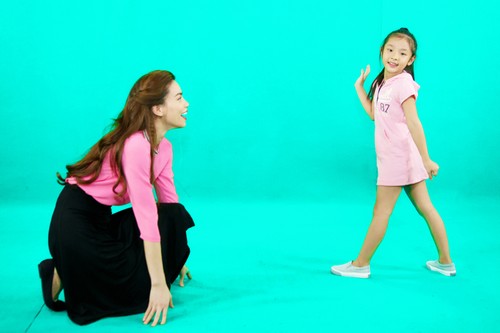 Hồ Ngọc H&agrave; tỏ ra kh&aacute; th&iacute;ch th&uacute; với việc huấn luyện cho c&ocirc; học tr&ograve; nh&iacute; của Yến Trang