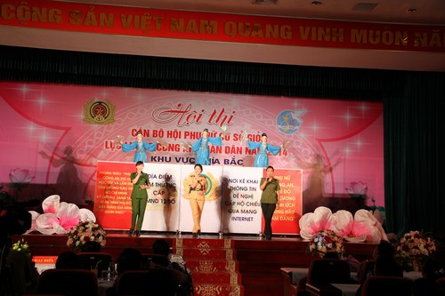 Những động t&aacute;c điều khiển n&agrave;ng ti&ecirc;n rối của c&aacute;c nữ chiến sĩ c&ocirc;ng an Thủ đ&ocirc; kh&aacute; mềm mại v&agrave; thuần thục