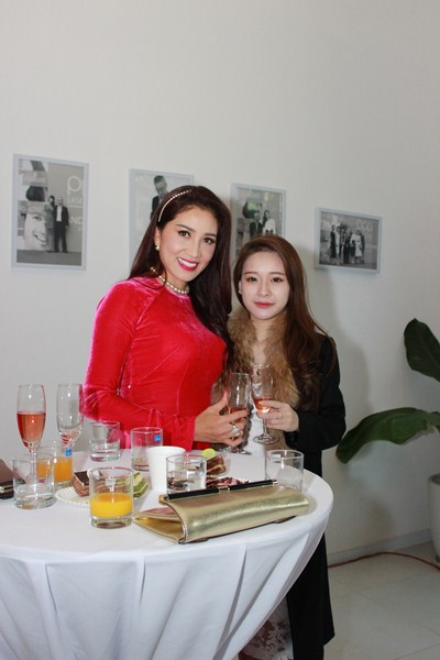 NTK trẻ Trang Cherry chụp ảnh c&ugrave;ng Hoa hậu Camay Ng&ocirc; Thu Trang
