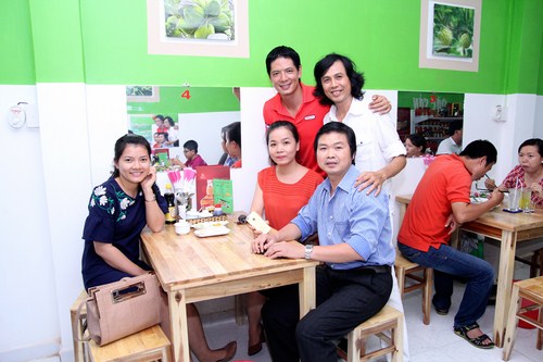 Đ&ocirc;ng đảo bạn b&egrave; v&agrave; đồng nghiệp đến chia vui với B&igrave;nh Minh trong lễ khai trương