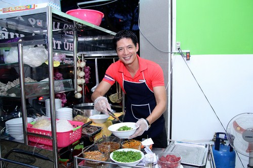 B&igrave;nh Minh tự tay chuẩn bị m&oacute;n ăn cho thực kh&aacute;ch