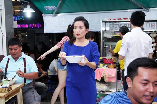 D&ugrave; rất bận nhưng b&agrave; x&atilde; Anh Thơ tất bật b&ecirc; t&ocirc; hủ t&iacute;u phục vụ thực kh&aacute;ch