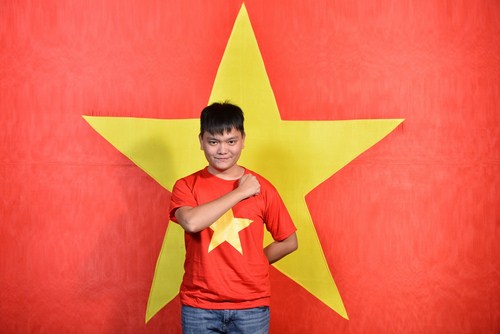 T&uacute; Trung tự h&agrave;o khi được kho&aacute;c l&ecirc;n m&igrave;nh chiếc &aacute;o in h&igrave;nh cờ tổ quốc