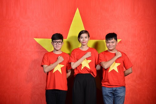 Ch&iacute; Th&agrave;nh, stylist Trịnh T&uacute; Trung, nh&agrave; thiết kế Tr&uacute;c Phương  nhiệt t&acirc;m tham gia c&aacute;c hoạt động mang t&iacute;nh chất cộng đồng