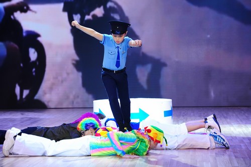 Kh&ocirc;i Nguy&ecirc;n lại h&uacute;t hồn kh&aacute;n giả với ngoại h&igrave;nh v&agrave; sự cuốn h&uacute;t, s&ocirc;i động trong mỗi lần l&ecirc;n s&acirc;n khấu
