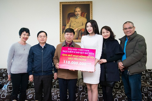 Hoa hậu Việt Nam 2014 Nguyễn Cao Kỳ Duyên đã cùng bố mẹ có mặt tại báo Tiền Phong để trao số tiền là 110 triệu đồng