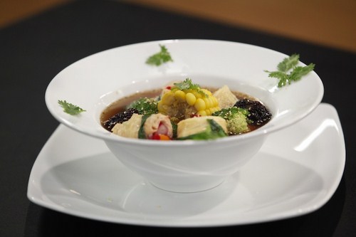 Canh rau củ của Kh&aacute;nh Phương tr&igrave;nh b&agrave;y bắt mắt nhưng cũng kh&ocirc;ng gi&uacute;p c&ocirc; vượt qua được một L&ecirc; Chi đầy kinh nghiệm