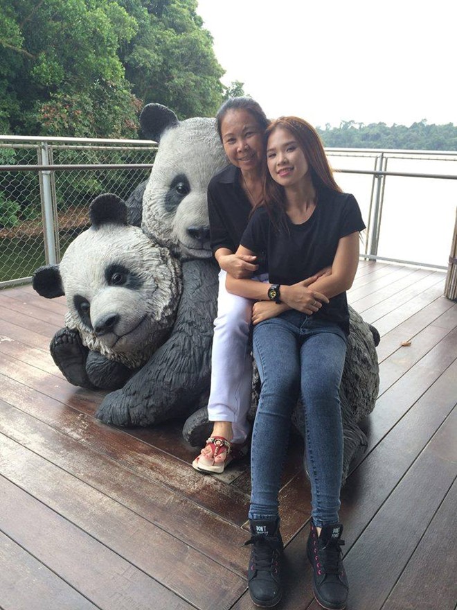 Dù đã lớn những Khởi My vẫn thích ôm mẹ ngủ. Thế nên nhiều khi bạn bè và các fan ruột vẫn đùa má Năm là gối ôm đặc biệt của nữ ca sĩ.