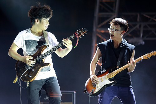 Đ&acirc;y l&agrave; lần đầu ti&ecirc;n nh&oacute;m nhạc Kop Band ra mắt ca kh&uacute;c trong album đầu tay của nh&oacute;m, trong đ&oacute; c&oacute; ca kh&uacute;c &ldquo;Em về giữa m&ecirc;nh m&ocirc;ng đất trời&rdquo;.