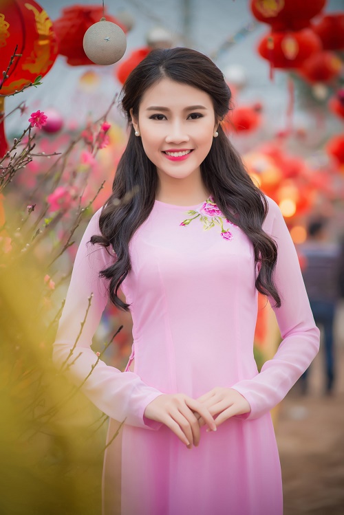 Trong trang phục &aacute;o d&agrave;i truyền thống được thiết kế bởi Nh&agrave; thiết kế Ng&acirc;n An, vẻ đẹp của Thanh T&uacute; dường như c&agrave;ng trở n&ecirc;n cuốn h&uacute;t