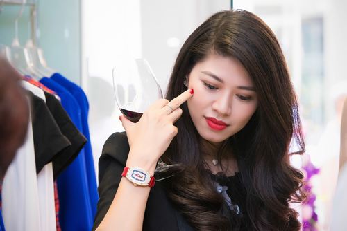 Mới đây Ngọc Trinh chuyển sang làm MC cho chương trình khác của VTV