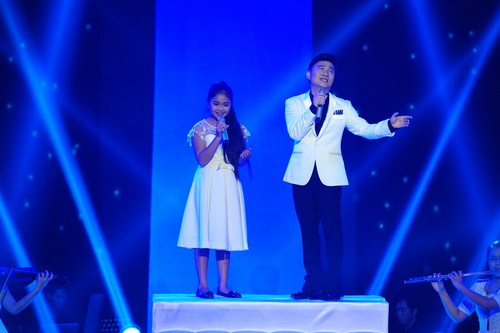 Thiện Nh&acirc;n đ&atilde; ph&aacute;t huy sở trường của m&igrave;nh khi song ca c&ugrave;ng với ca sĩ Quang Linh ca kh&uacute;c Đ&egrave;n khuya của nhạc sĩ Lam Phươn