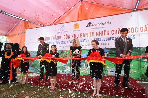 Lễ Kh&aacute;nh th&agrave;nh Bốn khu b&aacute;n tự nhi&ecirc;n chăm s&oacute;c gấu c&oacute; sự tham gia của gần 200 đại biểu 