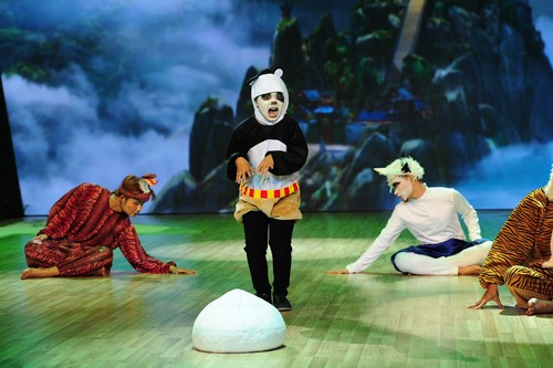Minh Khang lu&ocirc;n mang đến n&eacute;t hồn nhi&ecirc;n, dễ thương l&ecirc;n s&acirc;n khấu