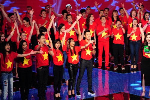  Ngay từ khi ca khúc được phát hành trên online với sự tham gia của 200 nghệ sĩ, Những trái tim Việt Nam đã lay động đến hàng triệu trái tim Việt. Sự vang dội và niềm tự hào dẫn tộc trong từng câu từ ý nghĩa của bài hát đã tạo ra một hiệu ứng xã hội rộng lớn.