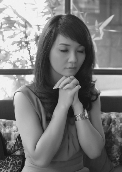 Diễn vi&ecirc;n Mai Thu Huyền chụp ảnh cầu nguyện.