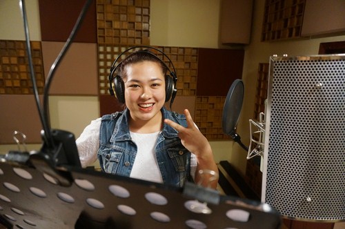 Sự tươi vui v&agrave; đ&aacute;ng y&ecirc;u của V&igrave; em qu&aacute; y&ecirc;u anh qua sự thể hiện của Minh Thuỳ trong V&ograve;ng Studio đ&atilde; khiến cho t&aacute;c giả - người thể hiện ca kh&uacute;c, ca sĩ Mỹ T&acirc;m v&ocirc; c&ugrave;ng phấn kh&iacute;ch.