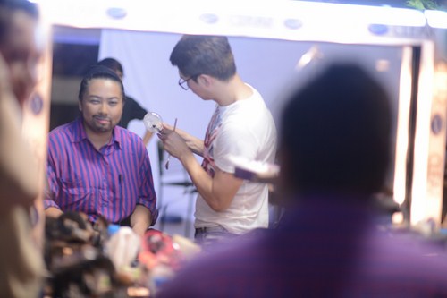 Minh Thùy nghịch ngợm tạo dáng cả khi đang hóa trang.