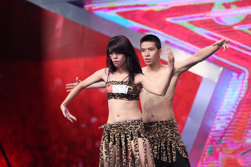 Cả hai c&ugrave;ng nhau l&agrave;m n&ecirc;n một tiết mục nhảy hiphop đầy b&ugrave;ng nổ với phong c&aacute;ch rừng r&uacute;, hoang dại