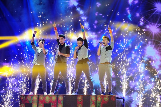 O-Plus tr&ecirc;n s&acirc;n khấu Nh&acirc;n tố b&iacute; ẩn/ The X-Factor 