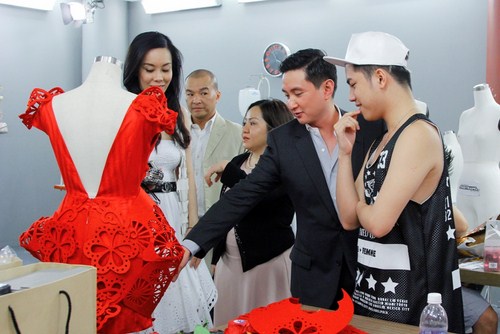 Th&iacute;ch th&uacute; trước những mẫu trang phục l&agrave;m từ nguy&ecirc;n liệu lạ.