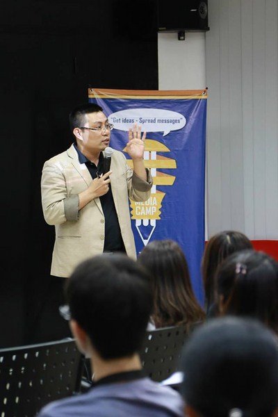 Medi Chuyên gia trao đổi với các thí sin.