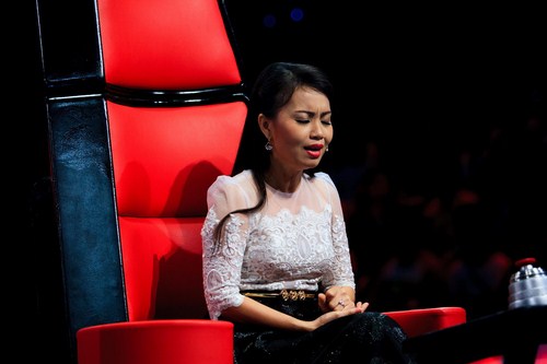 Cẩm Ly c&oacute; chi&ecirc;u b&agrave;i kh&aacute;c bằng sự mềm dẻo trong lời n&oacute;i v&agrave; biểu cảm của m&igrave;nh để l&agrave;m &lsquo;xi&ecirc;u l&ograve;ng&rdquo; th&iacute; sinh Chương tr&igrave;nh Giọng h&aacute;t Việt nh&iacute; 