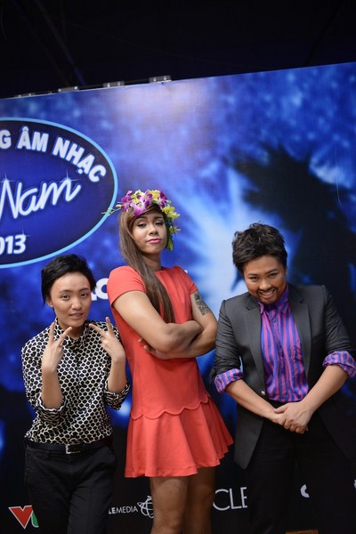 Tạo dáng chụp hình.