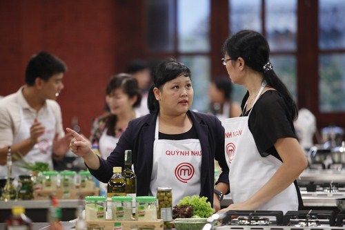 Quỳnh Như thảo luận m&oacute;n ăn c&ugrave;ng c&ocirc; Thanh Ng&acirc;n