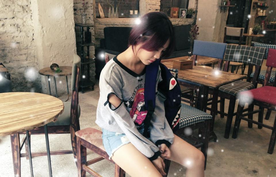 Set đồ n&agrave;y của Trang Thi&ecirc;n chắc chắn sẽ khiến những bạn g&aacute;i m&ecirc; mẩn. Quần jeans r&aacute;ch, &aacute;o thun họa tiết, balo c&aacute; t&iacute;nh - đ&acirc;y quả l&agrave; một bộ đồ l&yacute; tưởng để dạo phố ng&agrave;y 