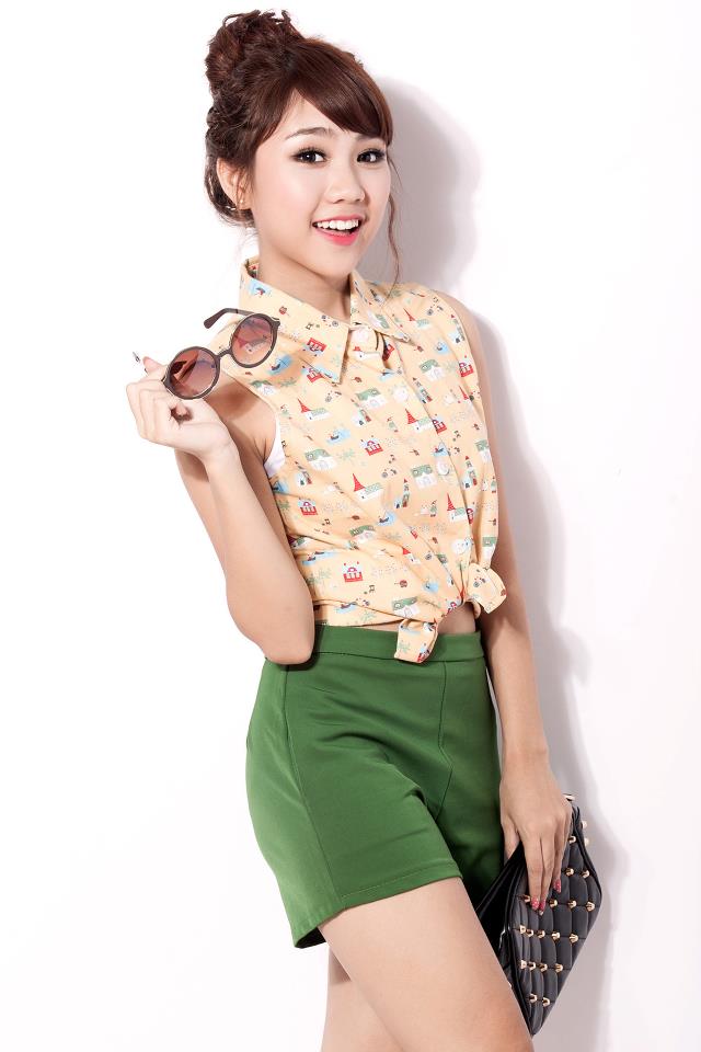 M&ugrave;a h&egrave; cũng l&agrave; thời điểm m&agrave; nhưng chiếc &aacute;o s&aacute;t n&aacute;ch c&oacute; nhiều họa tiết được Trang Thi&ecirc;n lựa chọn.
