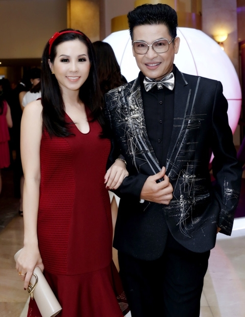 Nam nghệ sĩ s&aacute;nh bước b&ecirc;n Hoa hậu Thu Ho&agrave;i với &aacute;o vest c&oacute; chi tiết bắt s&aacute;ng v&agrave; bow-tie c&ugrave;ng m&agrave;u.