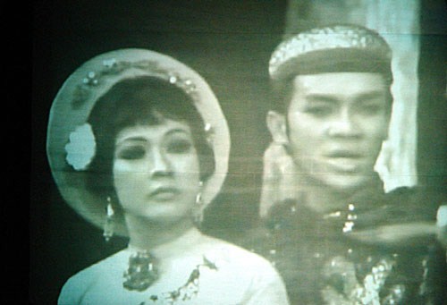 NSƯT Thanh Nga v&agrave; nghệ sĩ Thanh Sang trong vở Tiếng trống M&ecirc; Linh.