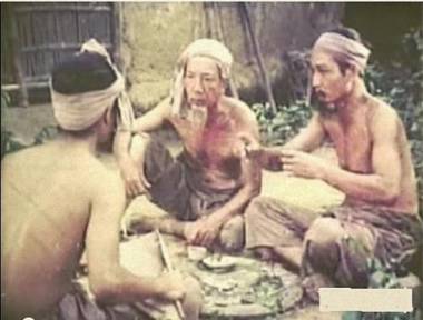 Với vai diễn Phó chủ tịch huyện trong phim Thị trấn yên tĩnh và vai ông nội Bờm trong phim Thằng Bờm, NSND Trịnh Thịnh được trao Bông Sen Vàng cho Nam diễn viên xuất sắc nhất tại LHP quốc gia lần thứ 8 (1988)