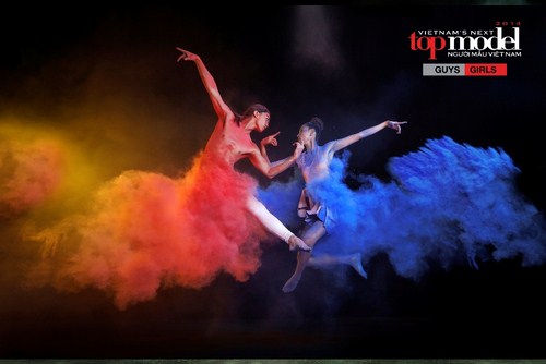 model Khác với những buổi chụp hình khác, lần này các thí sinh phải hóa thân thành những vũ công ballet chuyên nghiệp, vừa phải thể hiện tinh thần nghệ thuật trong những mảng màu của nghệ thuật tạo hình.