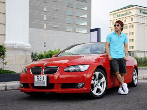 Út Phúc đã tự sắm cho mình một số tài sản riêng điển hình là BMW328i anh đang sử dụng