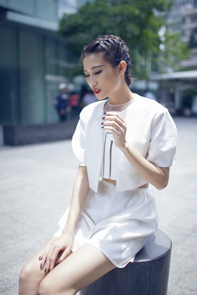 Kha Mỹ Vân lựa chọn những bộ trang phục mang tính ứng dụng cao của nhà thiết kế Minh Công – Top 5 chương trình Project Runway Việt Nam. 