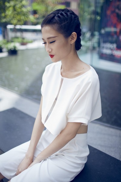 Vẫn những đường cắt may theo phong cách khó lẫn với các nhà thiết kế khác, Minh Công đi theo xu hướng xây dựng hình ảnh trẻ trung của các cô gái trẻ hiện đại, phá cách nhưng cũng nhẹ nhàng, nữ tính.