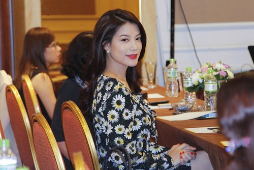 Với phong c&aacute;ch thời trang kh&aacute; đơn giản, nhan sắc của b&agrave; mẹ một con ng&agrave;y c&agrave;ng ch&iacute;n muồi v&agrave; c&aacute;ch lựa chọn trang phục ghi điểm gi&uacute;p Trương Ngọc &Aacute;nh lu&ocirc;n tỏa s&aacute;ng.
