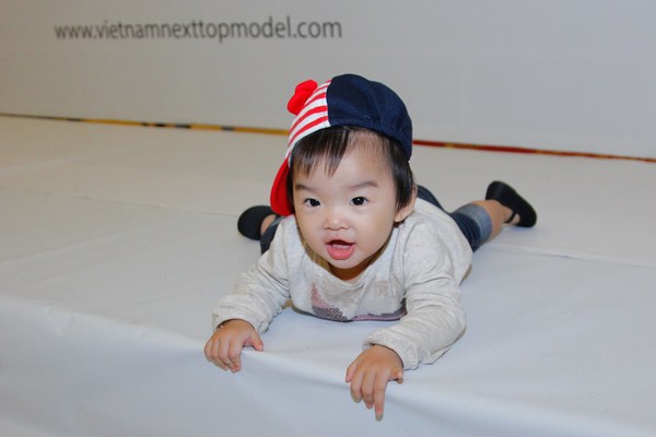  Dù còn khá nhỏ nhưng Bé Thỏ tỏ ra rất yêu thích sàn catwalk, em liên tục đòi mẹ dắt mình đi trên sàn catwalk và đặc biệt luôn cười khi các nhiếp ảnh gia quay ống kính về phía mình. 